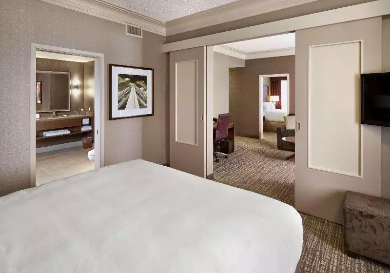 سوئیت با تخت بزرگ, Doubletree By Hilton Hotel West Edmonton
