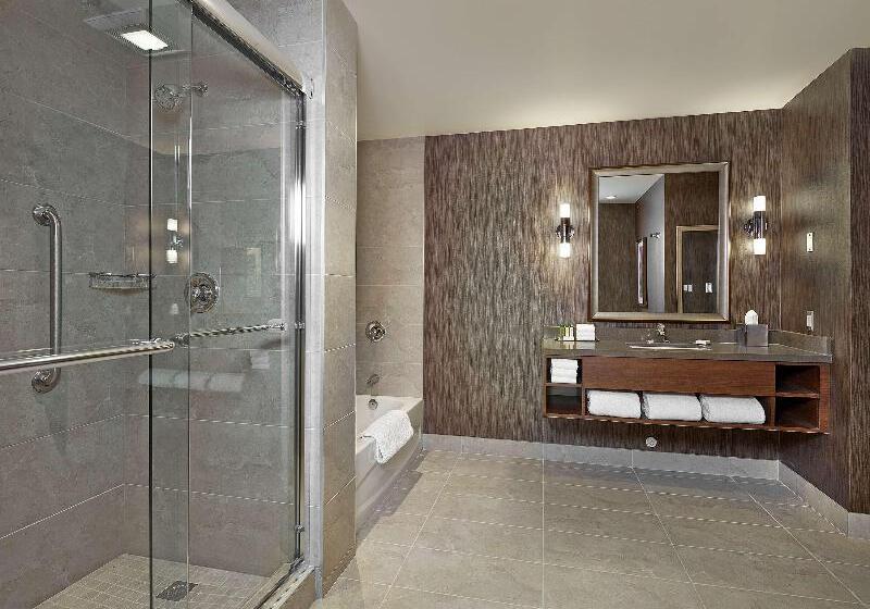 מיטת קינג בסוויטה, Doubletree By Hilton Hotel West Edmonton