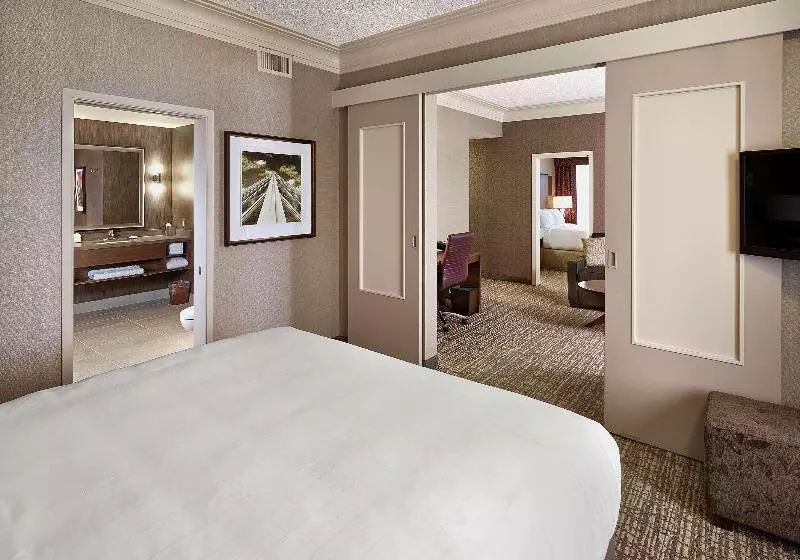 سوئیت با تخت بزرگ, Doubletree By Hilton Hotel West Edmonton