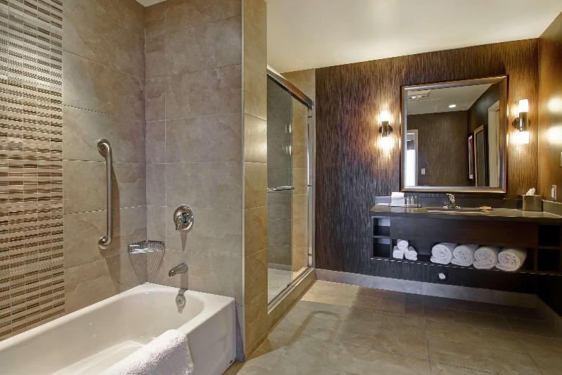 キングサイズベッドのスイートルーム, Doubletree By Hilton Hotel West Edmonton