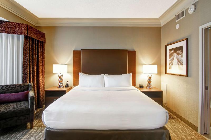 מיטת קינג בסוויטה, Doubletree By Hilton Hotel West Edmonton