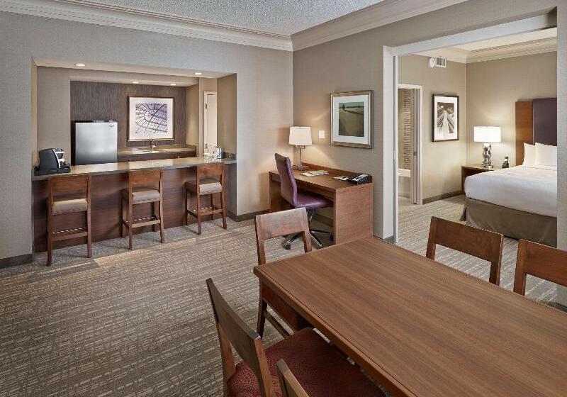 מיטת קינג בסוויטה, Doubletree By Hilton Hotel West Edmonton