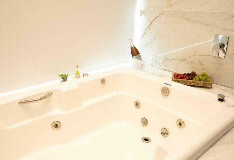 스위트 킹사이즈 침대, Grand Carima Resort & Convention Center