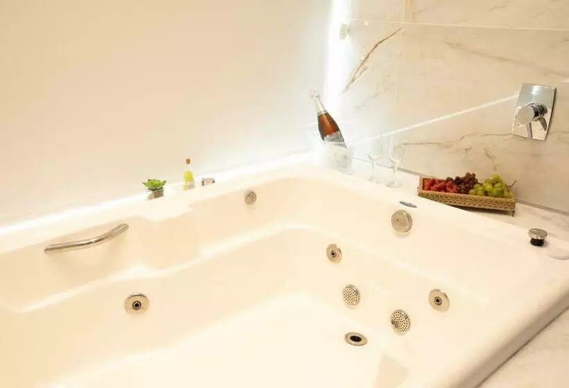 سوئیت با تخت بزرگ, Grand Carima Resort & Convention Center