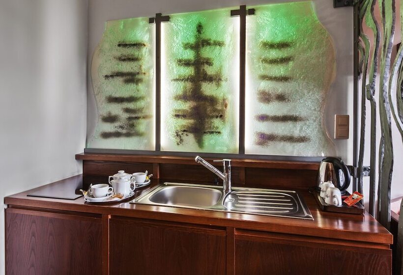 复式套房, Partizan