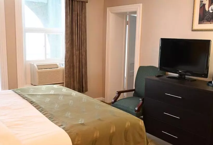 キングサイズベッドのスタンダードルーム, The Gananoque Inn