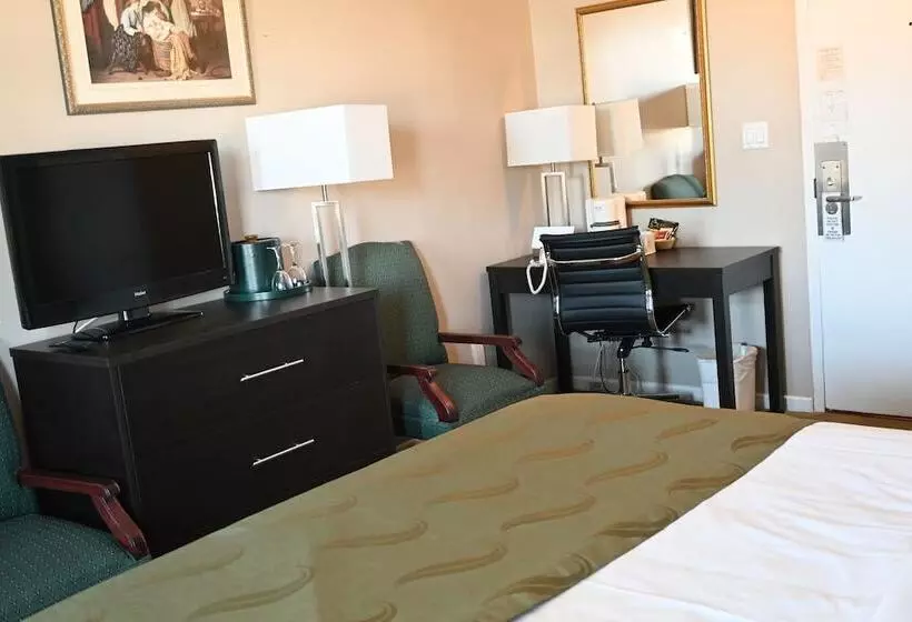 キングサイズベッドのスタンダードルーム, The Gananoque Inn