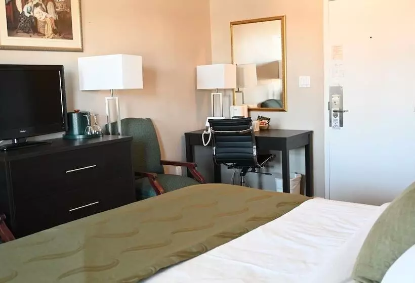 キングサイズベッドのスタンダードルーム, The Gananoque Inn