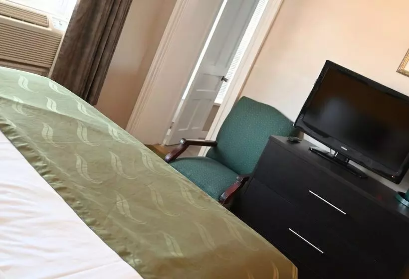 キングサイズベッドのスタンダードルーム, The Gananoque Inn