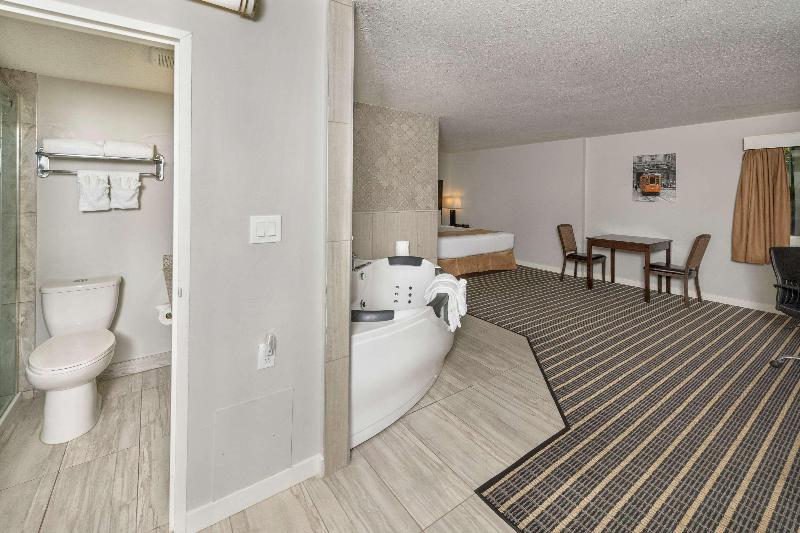 غرفة قياسية سرير كينج, Clarion Pointe