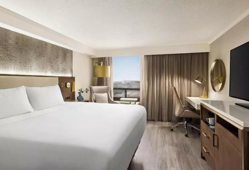 اتاق سوپریور با تخت بزرگ, Crowne Plaza Toronto Airport, An Ihg