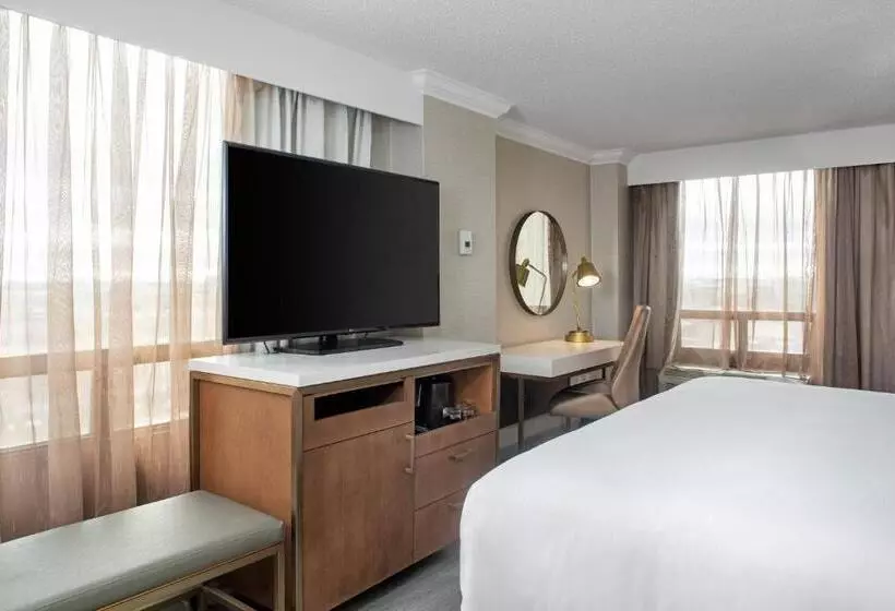 اتاق سوپریور با تخت بزرگ, Crowne Plaza Toronto Airport, An Ihg