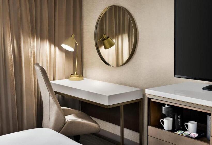 חדר סופריור עם מיטת קינג, Crowne Plaza Toronto Airport, An Ihg