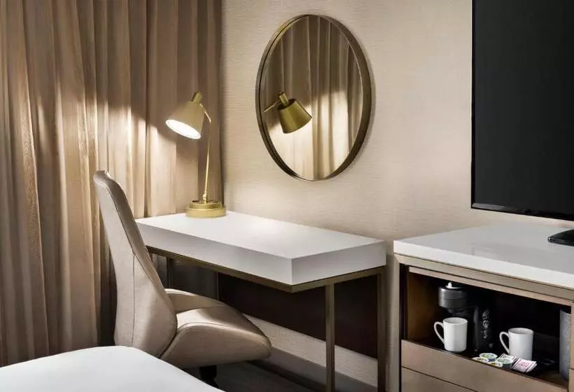 اتاق سوپریور با تخت بزرگ, Crowne Plaza Toronto Airport, An Ihg