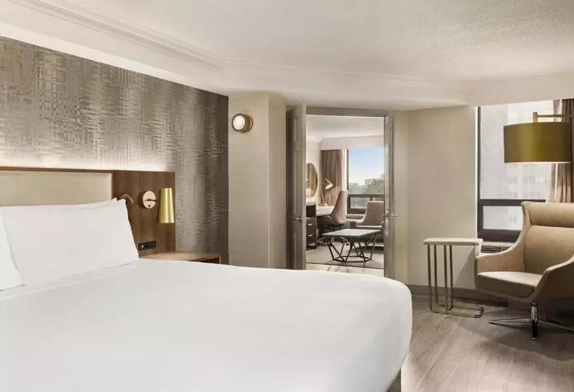 سوئیت با تخت بزرگ, Crowne Plaza Toronto Airport, An Ihg
