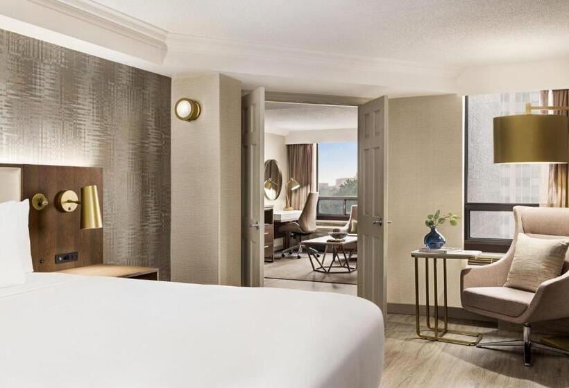 מיטת קינג בסוויטה, Crowne Plaza Toronto Airport, An Ihg