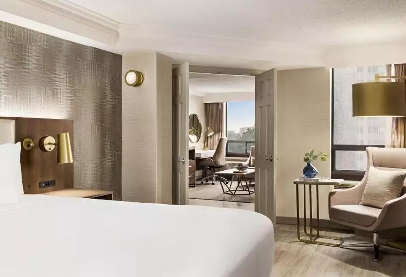 سوئیت با تخت بزرگ, Crowne Plaza Toronto Airport, An Ihg