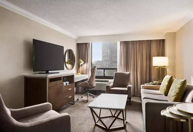 سوئیت با تخت بزرگ, Crowne Plaza Toronto Airport, An Ihg