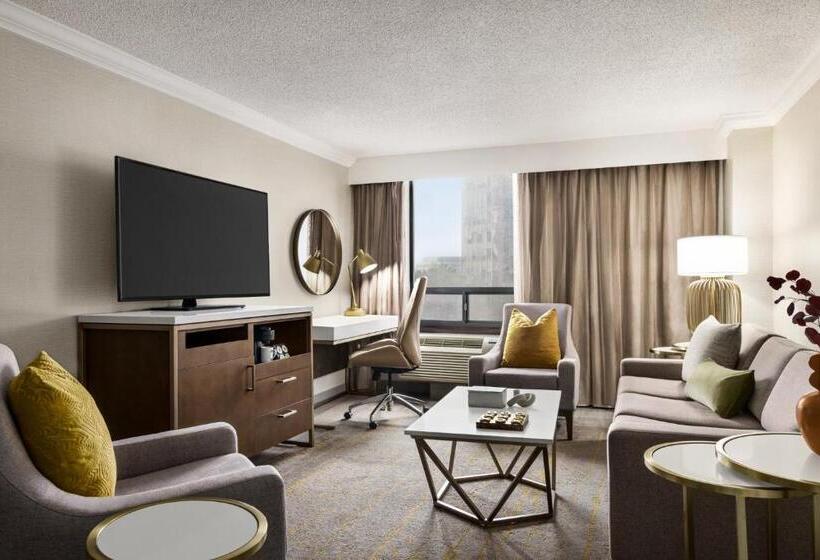 מיטת קינג בסוויטה, Crowne Plaza Toronto Airport, An Ihg