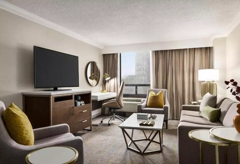 سوئیت با تخت بزرگ, Crowne Plaza Toronto Airport, An Ihg