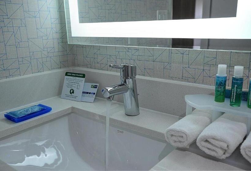 غرفة قياسية سرير كينج لذوى الإحتياجات الخاصة, Holiday Inn Express & Suites Toronto Airport West, An Ihg