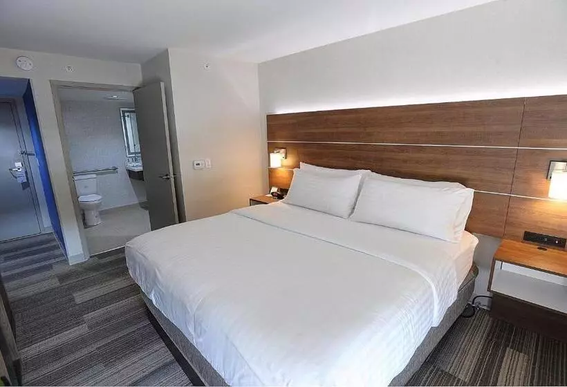 身障者適用スイートルーム, Holiday Inn Express & Suites Toronto Airport West, An Ihg