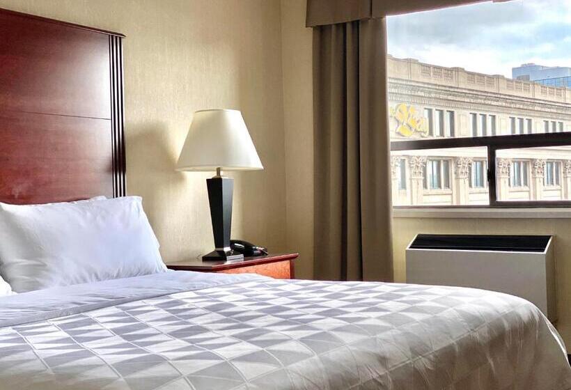 キングサイズベッドのスイートルーム, Holiday Inn & Suites Winnipeg Downtown, An Ihg