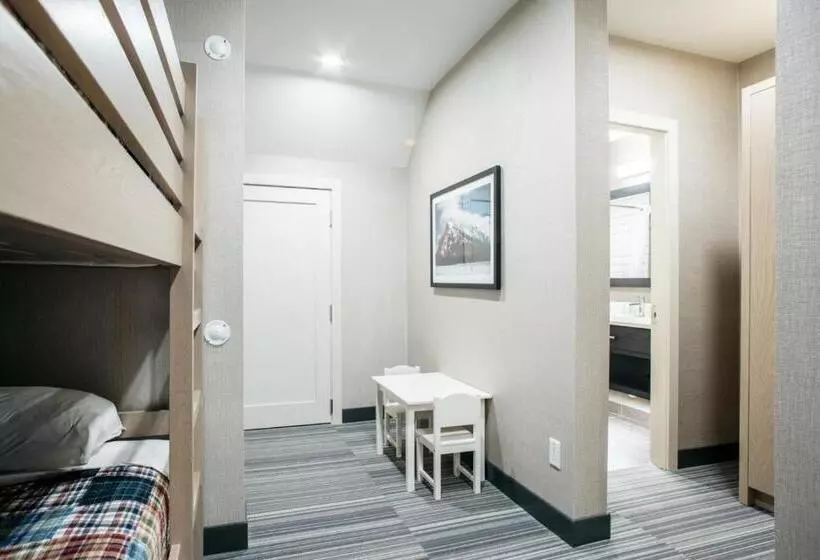Deluxe Suite King Bed, Mountaineer Lodge