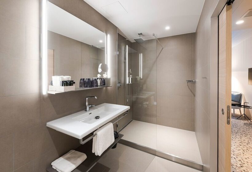 חדר סופריור, Savoy