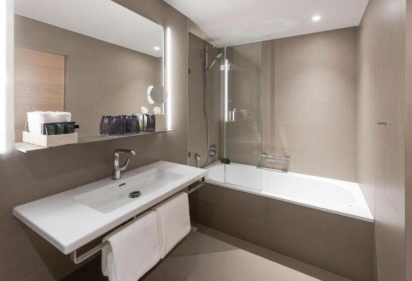 חדר סופריור, Savoy