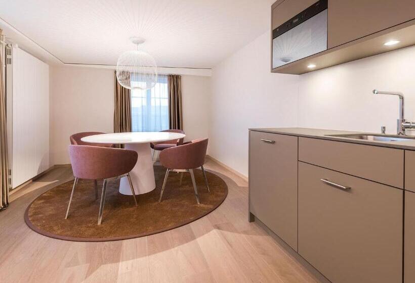 סוויטה עם מרפסת, Savoy