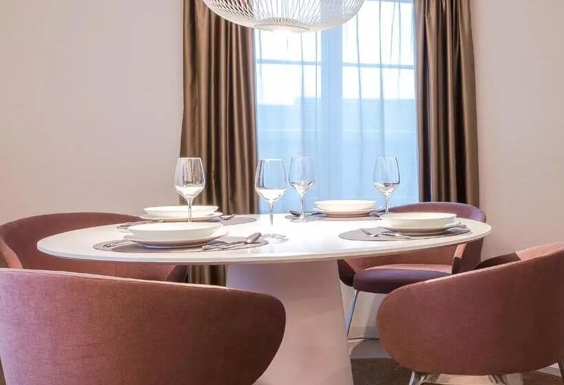 Suite avec Balcon, Savoy