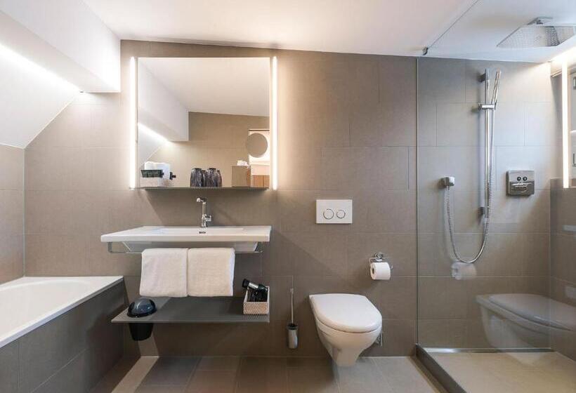 סוויטה עם מרפסת, Savoy