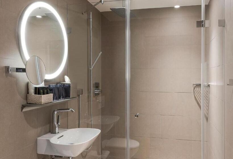 חדר אקונומי יחיד, Savoy