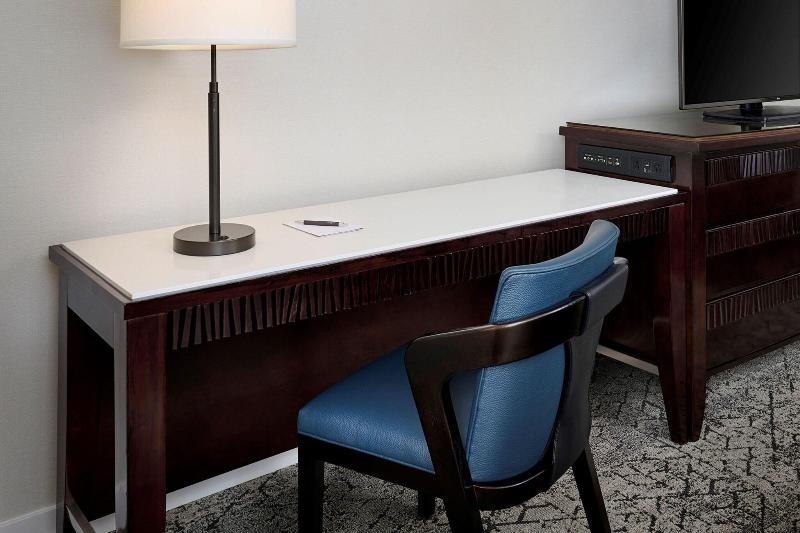 Номер Клуб, Sheraton Hamilton