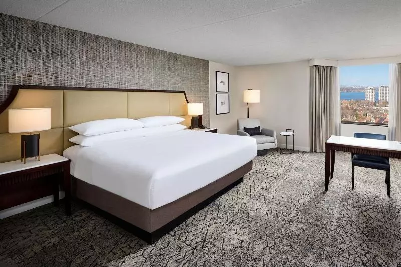 اتاق لوکس با تخت بزرگ, Sheraton Hamilton