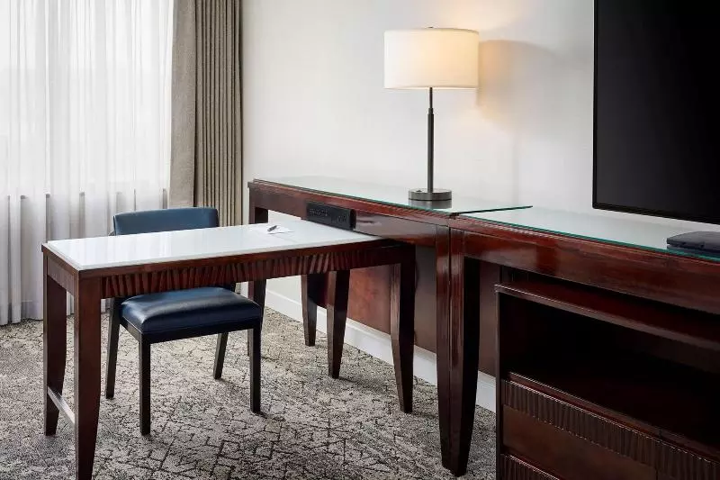 اتاق لوکس با تخت بزرگ, Sheraton Hamilton