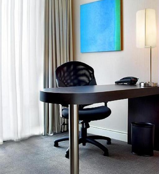 اتاق سوپریور با تخت بزرگ, Novotel Toronto North York