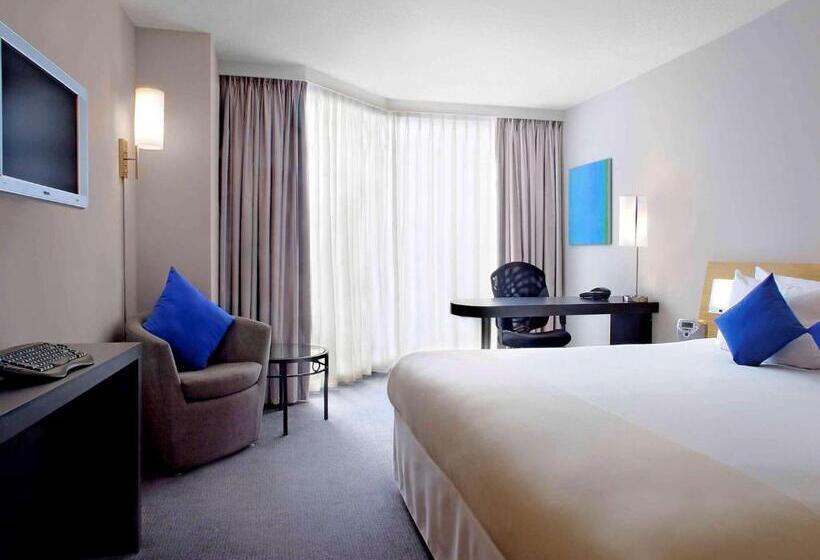 اتاق سوپریور با تخت بزرگ, Novotel Toronto North York