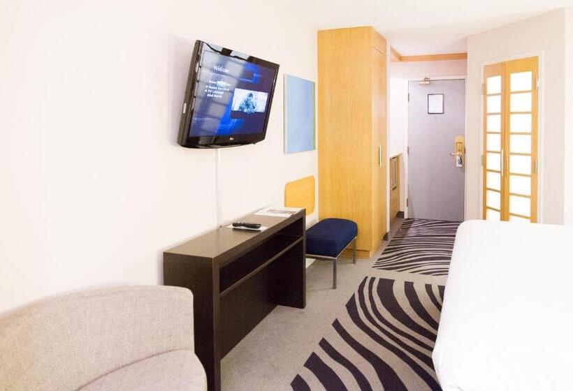 اتاق سوپریور با تخت بزرگ, Novotel Toronto North York