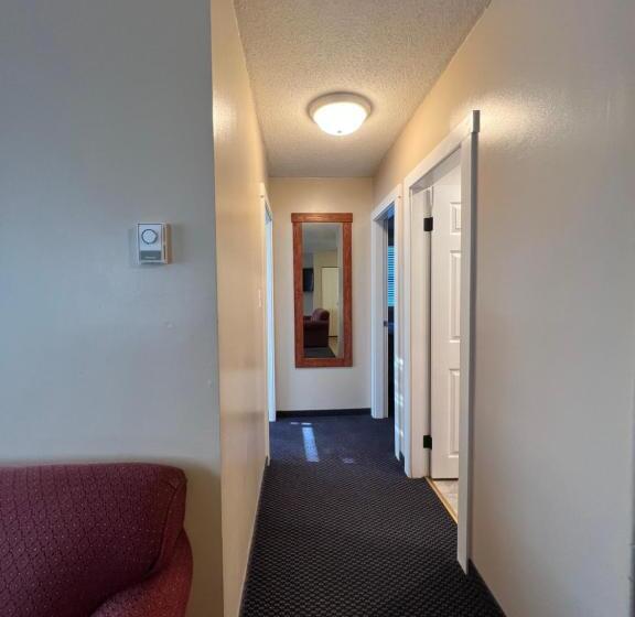 家庭公寓, Redford Motel
