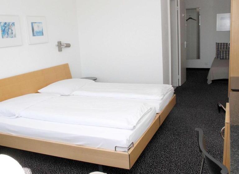 Трехместный Номер Стандарт с Балконом, Guggital Hotel Restaurant