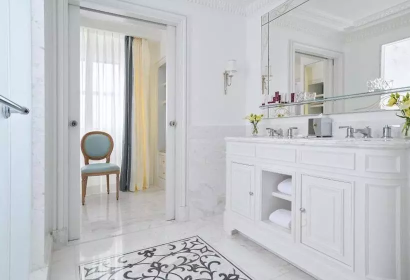 سوییت جونیور با چشم‌انداز دریاچه, Beaurivage Palace