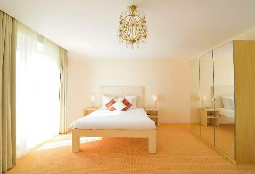 سوییت جونیور با چشمانداز دریاچه, Eden Palace Au Lac