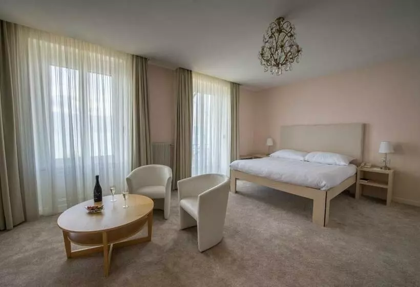 سوییت جونیور با چشمانداز دریاچه, Eden Palace Au Lac
