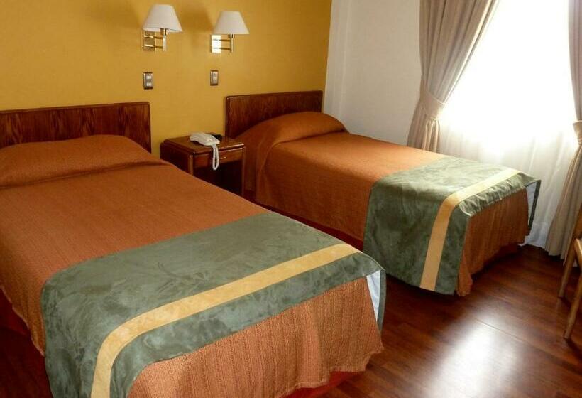 غرفة قياسية, Francisco De Aguirre