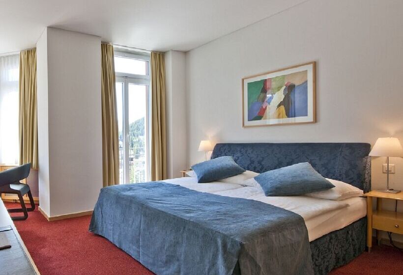 带河湖景观的轻年套房, Schweizerhof St. Moritz