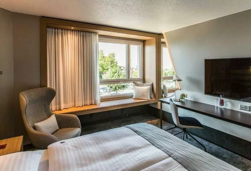 レイクビューデラックスルーム, Mövenpick Hotel Lausanne