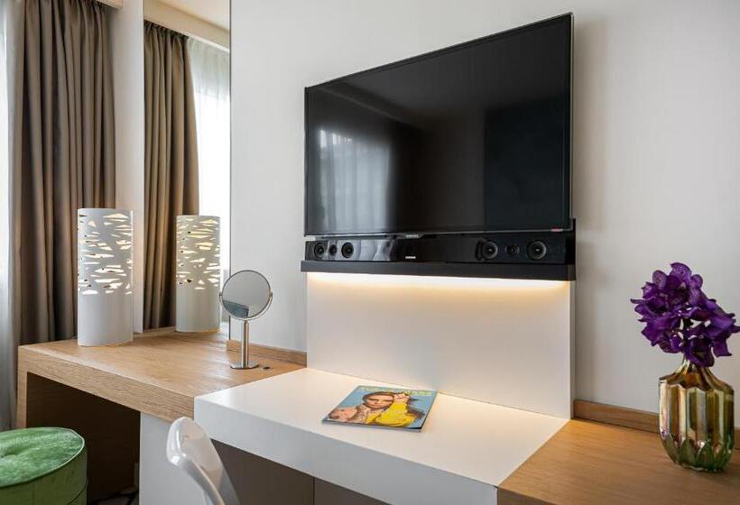 اتاق خانوادگی, N’vy Manotel