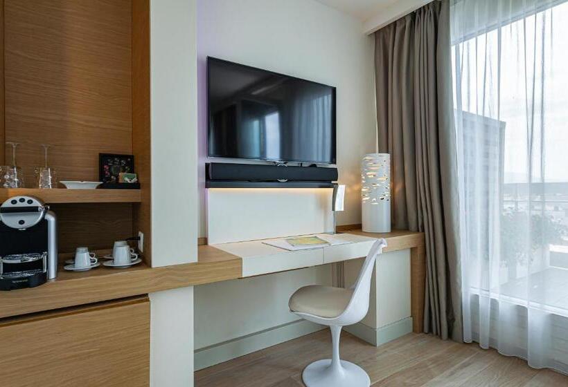 سوییت جونیور, N’vy Manotel